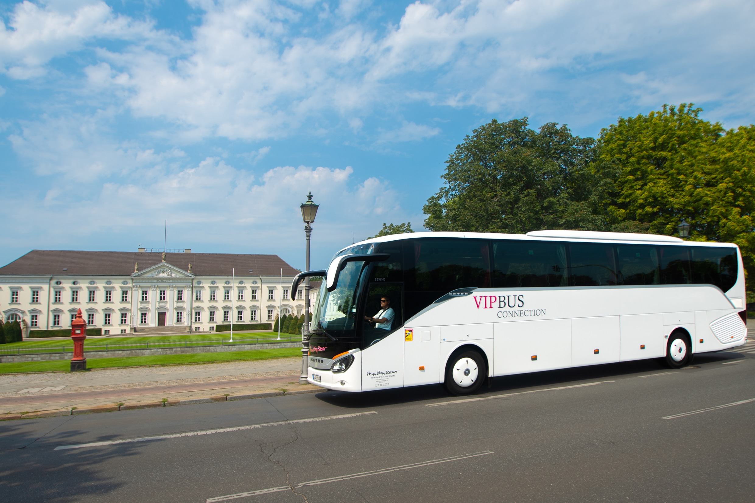 Reisebus von Prima Klima Reisen vor dem Schloss Bellevue in Berlin