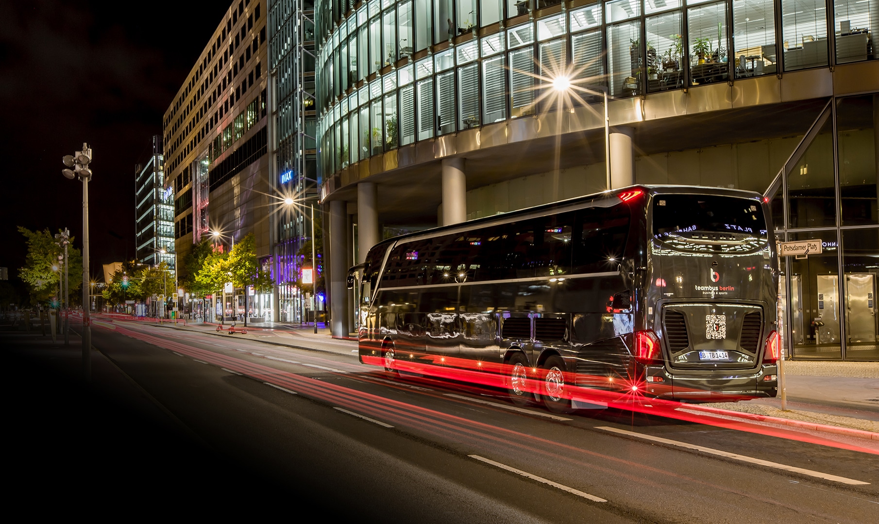Teambus Berlin von Prima Klima Reisen bei Nacht am Potsdamer Platz