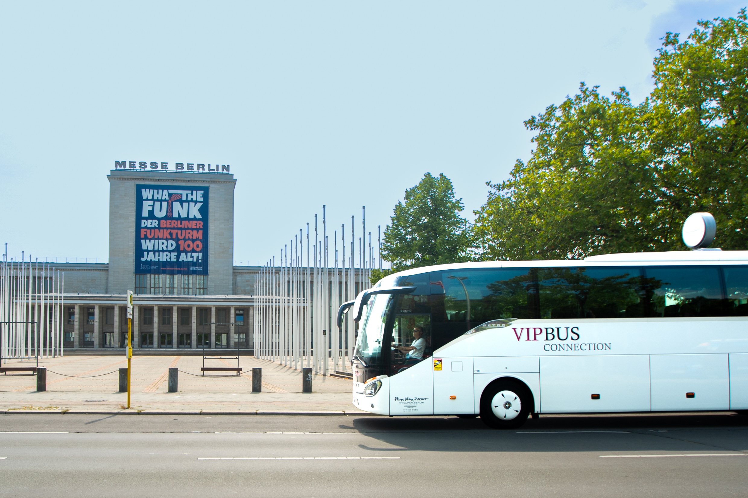 Reisebus von Prima Klima Reisen vor der Messe Berlin