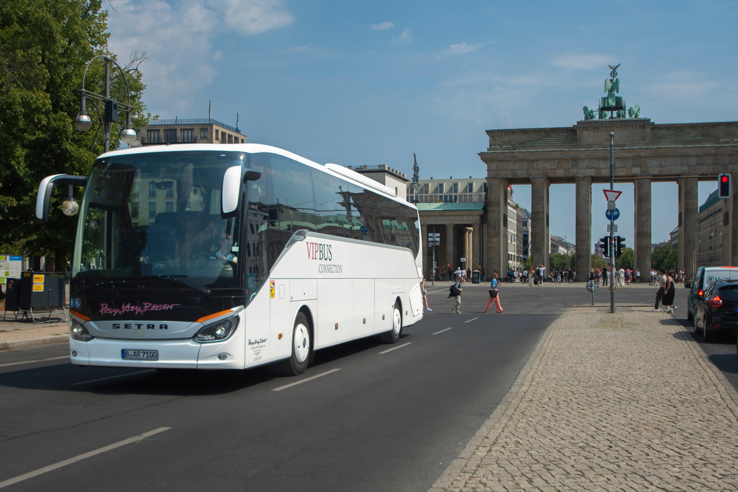 Reisebus von Prima Klima Reisen vor dem Brandenburger Tor